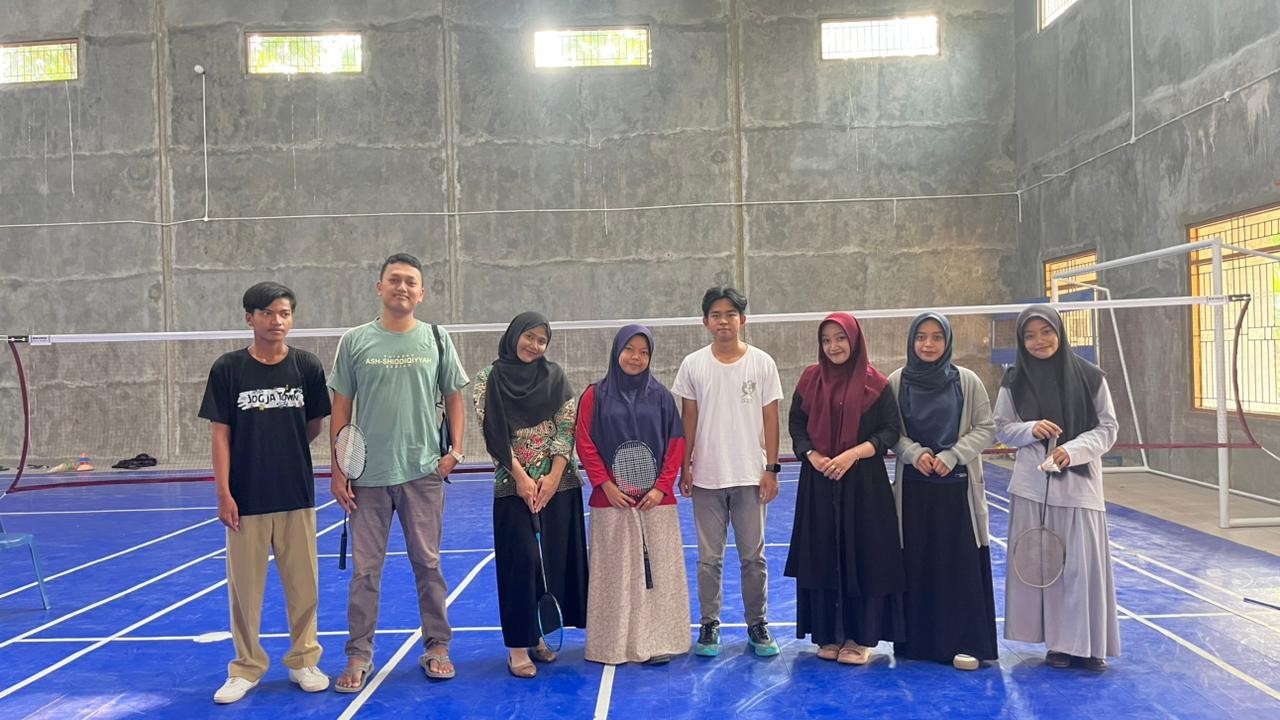 Kegiatan Badminton HMPS PGMI STAINU Purworejo